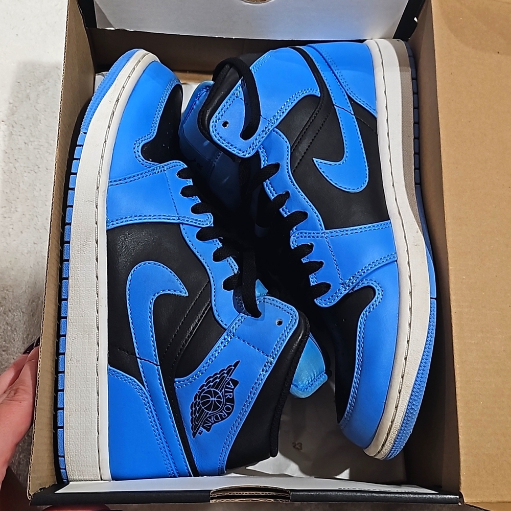 Air Jordan 1 mid universityblue/black/white size 9